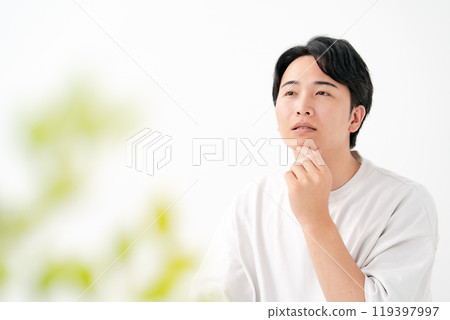 患有皮膚問題、鬍鬚的男性 119397997