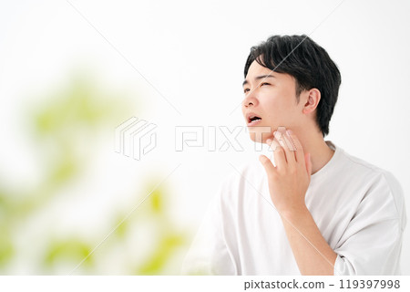 患有皮膚問題、鬍鬚的男性 119397998