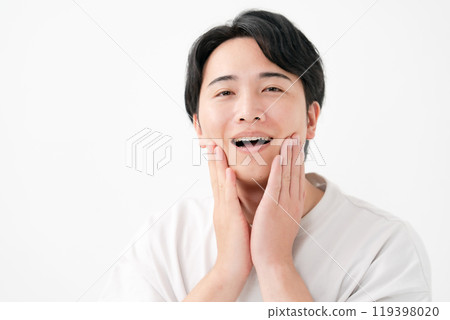 一個男人摸著臉頰微笑 119398020