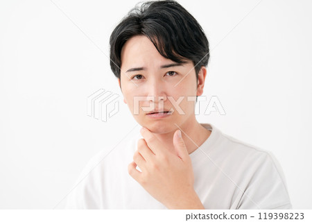 患有皮膚問題、鬍鬚的男性 119398223