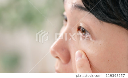 眼睛閉上的男性 119398257