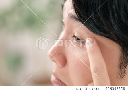 Eyes up male 119398258