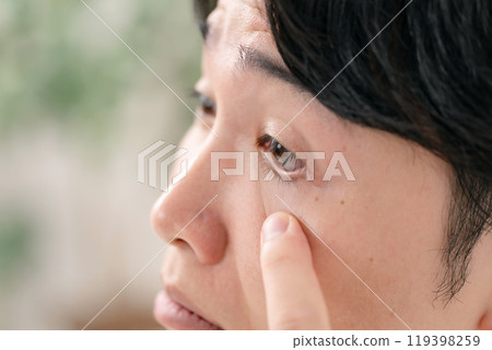 眼睛閉上的男性 119398259