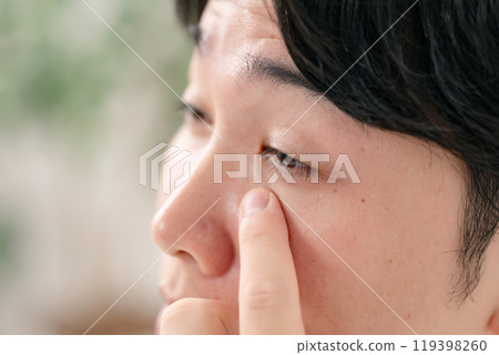 眼睛閉上的男性 119398260