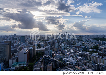 《東京》光芒照耀東京市中心，蔚藍的天空 119398378