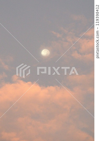 Moon's clouds 119398412
