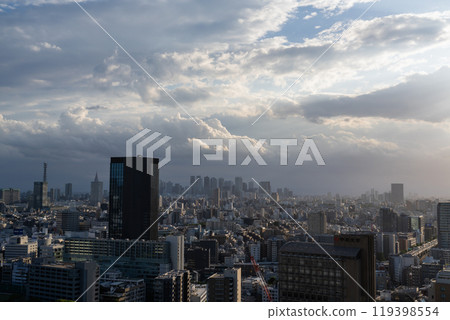 《東京》光芒照耀東京市中心，蔚藍的天空 119398554