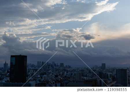 <Tokyo> Rays of light shining down on the heart of Tokyo and a divine blue sky 119398555