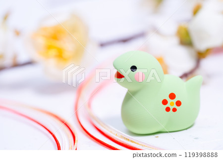 可愛的蛇和新年裝飾來慶祝新年 可愛的蛇和新年裝飾來慶祝新年 119398888