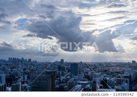 《東京》光芒照耀東京市中心，蔚藍的天空 119399342