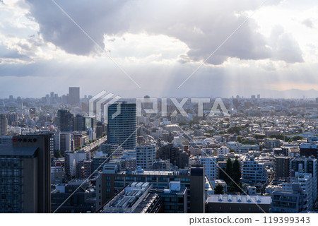 《東京》光芒照耀東京市中心，蔚藍的天空 119399343