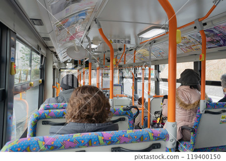 在公交車的公共汽車裡面 在公交車的公共汽車裡面 119400150