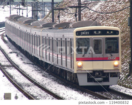 Keio 7000 series 7421F running on snow-covered tracks Keio 7000 series 7421F running on snow-covered tracks 119400832