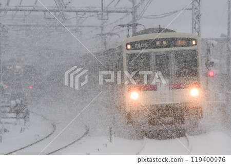 Keio 7000 series 7805F running in the snow 119400976