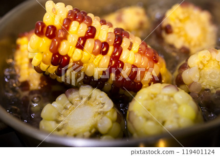 正在烹煮的玉米 119401124