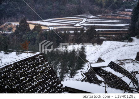 A lonely village in the snowy Japanese countryside 119401295