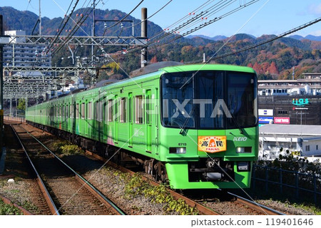 京王8000系列高尾山托盤8713F以秋葉山為背景奔跑 119401646