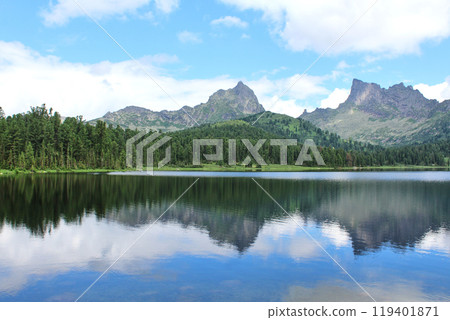 Shore of large mountain lake in Ergaki nature park, calm water and reflection 119401871