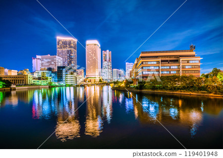 日本橫濱城市景觀,十月。橫濱地標塔及港未來市。左後方前往櫻木町站 = 11 號 日本橫濱城市景觀,十月。橫濱地標塔及港未來市。左後方前往櫻木町站 = 11 號 119401948