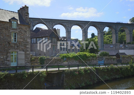 一座 49m 長的巨大橋樑,名為 Pont-Vieux de Dinan,建於 1852 年。 一座 49m 長的巨大橋樑,名為 Pont-Vieux de Dinan,建於 1852 年。 119402893