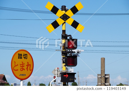 A railroad crossing alarm with a right-pointing arrow on it 119403149