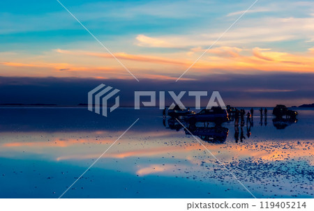 Breathtaking Salar de Uyuni mirror spacious area 119405214