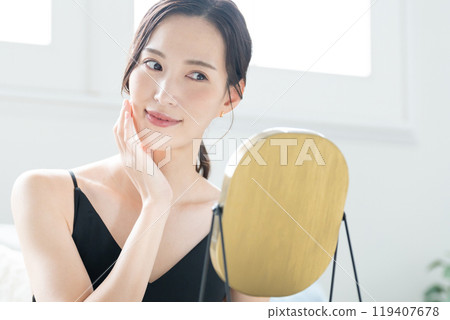 看鏡子的少婦 119407678