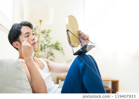 年輕人在客廳化妝 119407933