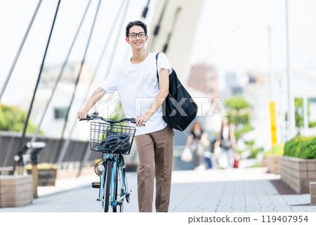推著自行車的年輕人 推著自行車的年輕人 119407954