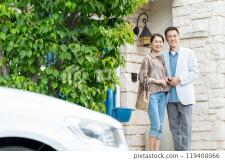 高級夫婦開車 119408066