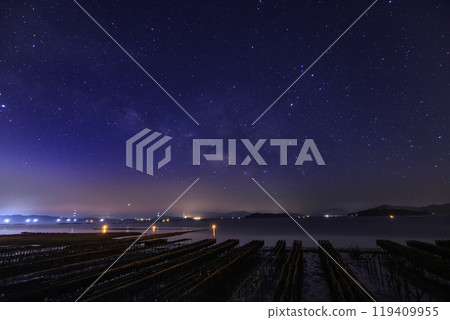 瀨戶內的冬季星空：瀨戶內海上空升起的銀河，兩旁都是牡蠣架 119409955