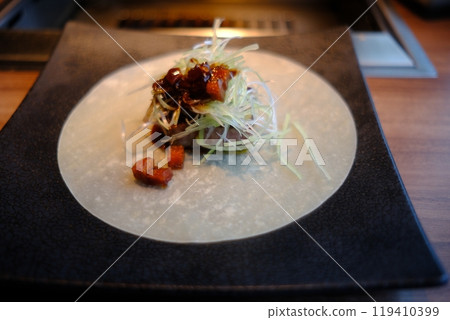 時尚菜餚：炒牛柳和鵝肝 119410399