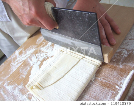 Handmade Udon 04 Folding and Cutting 119410579