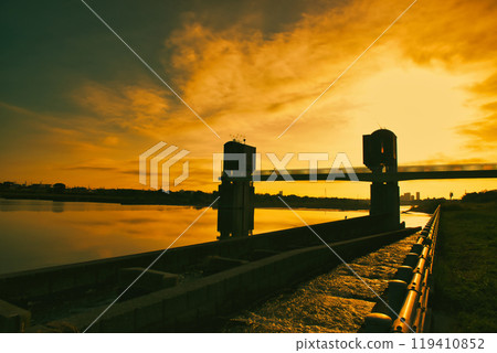 Sunrise over the Tama River and the water utilization facility, Nigaryo Shukugawara Weir 119410852