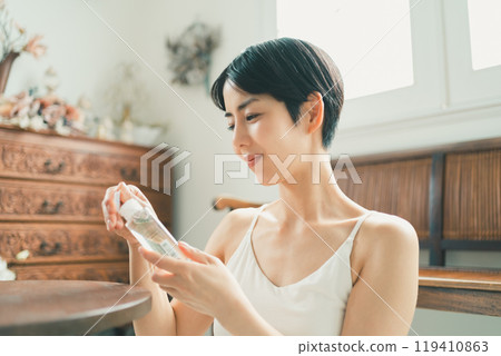 用身體油照顧身體的年輕女性 119410863