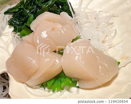 Fresh scallop sashimi in Monbetsu, Hokkaido Fresh scallop sashimi in Monbetsu, Hokkaido 119410934