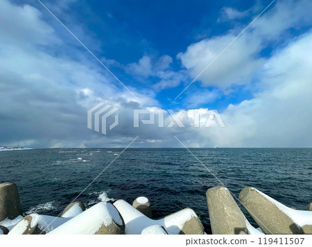 從稚內港北防波堤圓頂看到的北海道稚內港 從稚內港北防波堤圓頂看到的北海道稚內港 119411507
