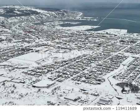 降落前從飛機內部看到的日本最北端城市稚內市 降落前從飛機內部看到的日本最北端城市稚內市 119411689