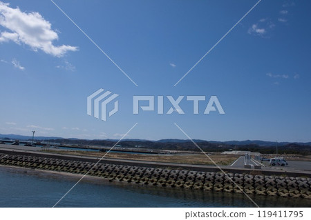 藍天和海堤塊 藍天和海堤塊 119411795
