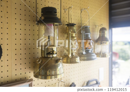 露營裝備燈籠時尚地存放在車庫裡 119412015