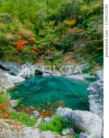 Nakatsu Valley in autumn with beautiful Niyodo blue water, Kochi Prefecture Nakatsu Valley in autumn with beautiful Niyodo blue water, Kochi Prefecture 119412298