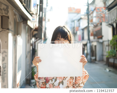 街角有白板的亞洲女人 119412357