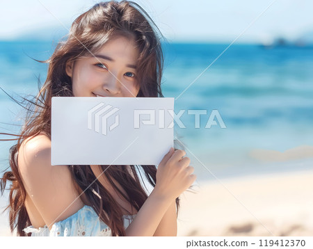 夏天，亞洲女人在海邊拿著白板 119412370