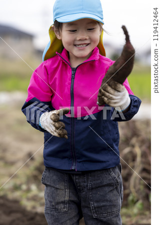 收紅薯的女孩 119412464