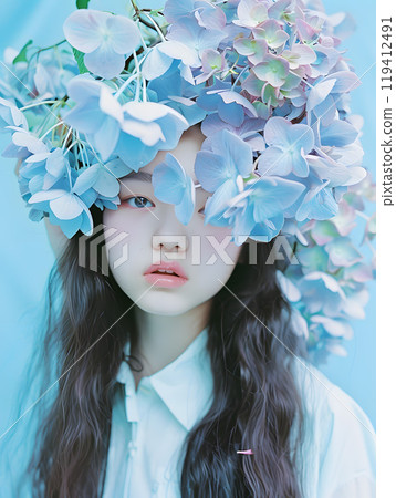 繡球花間的轉瞬即逝，亞洲女性被大自然的美景所包圍 119412491