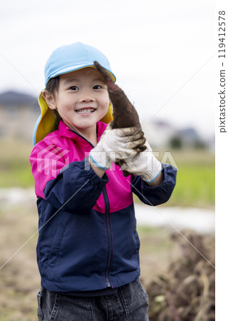 收紅薯的女孩 119412578