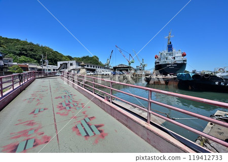 愛媛郡今治市橋濱港陽光明媚的景色 119412733