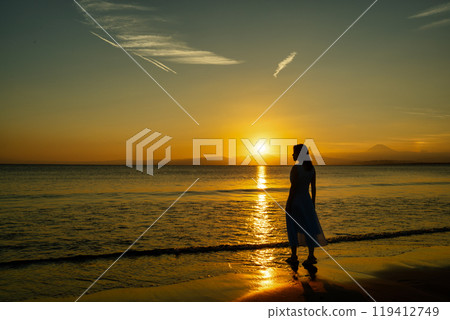 The sunset sea and women The sunset sea and women 119412749