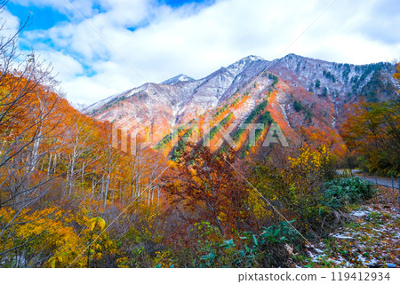 Shiragemon and Kasagatake in autumn colors 119412934