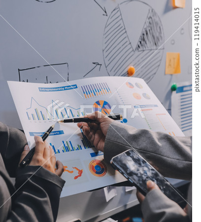 Business people are analyzing and planning business strategies. Business people are analyzing and planning business strategies. 119414015